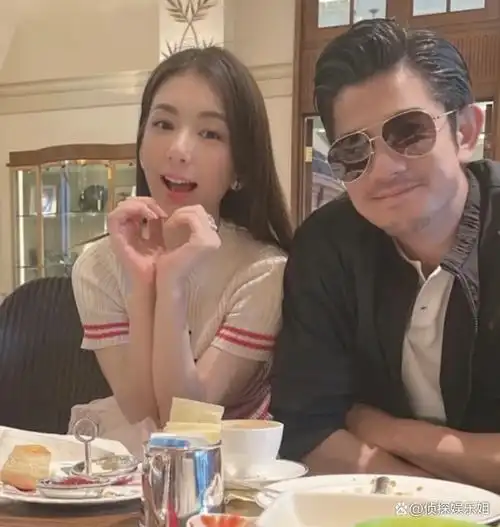 12月8日,郭富城老婆方媛久违在个人社交平台分享了一组出游美照.