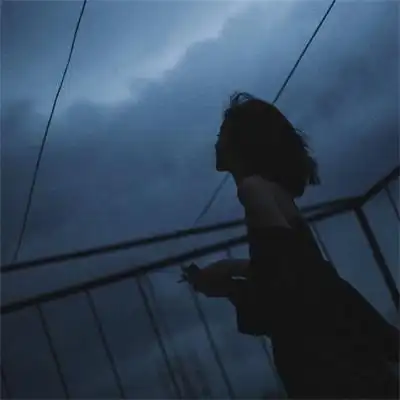 黑白伤感微信女生头像 悲伤逆流成河