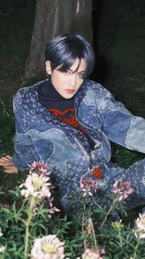 黄明昊烟雾蓝发