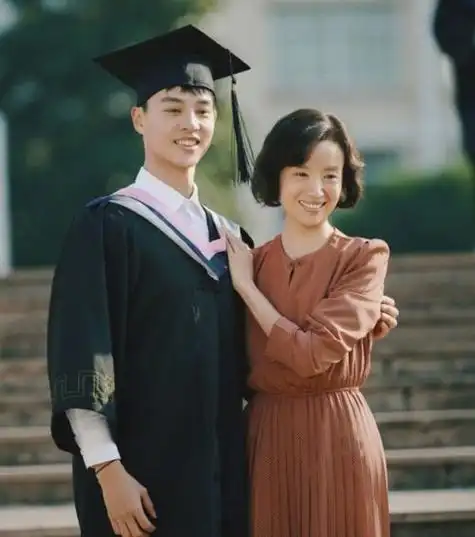 任嘉伦老婆一家三口