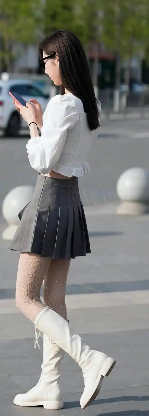 小姐姐身穿白色短衬衫搭配灰色百褶裙,学院风满满