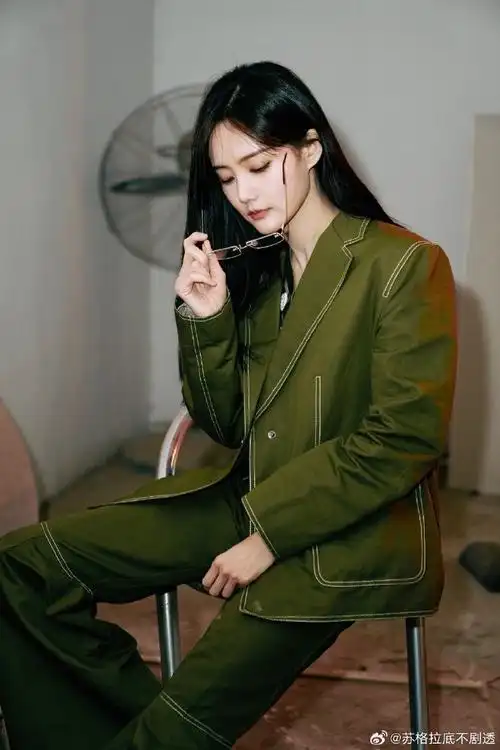 李一桐知性风#李一桐知性风,绿西装77细框眼镜直接给我美晕