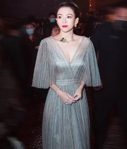 章子怡穿深v垂感长裙 气质雍容高雅又仙气清冷