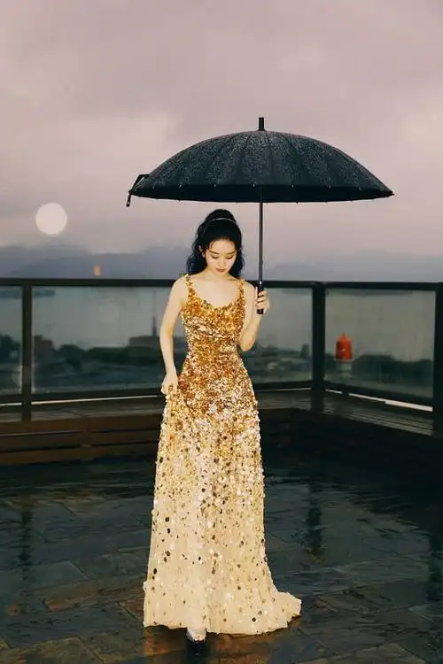 赵丽颖是刚出逃的公主吧金色礼服裙好耀眼真是美成仙女了