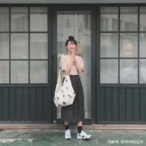 她身高152,从不穿高跟鞋,却把自己穿成了小个子女生的穿搭模板