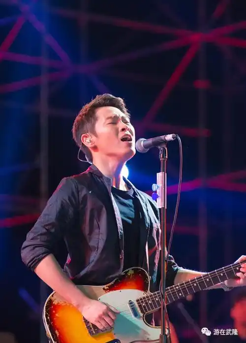 梁博还带来了自己强大的音乐团队,为他在研究生毕业后的首场商演做了