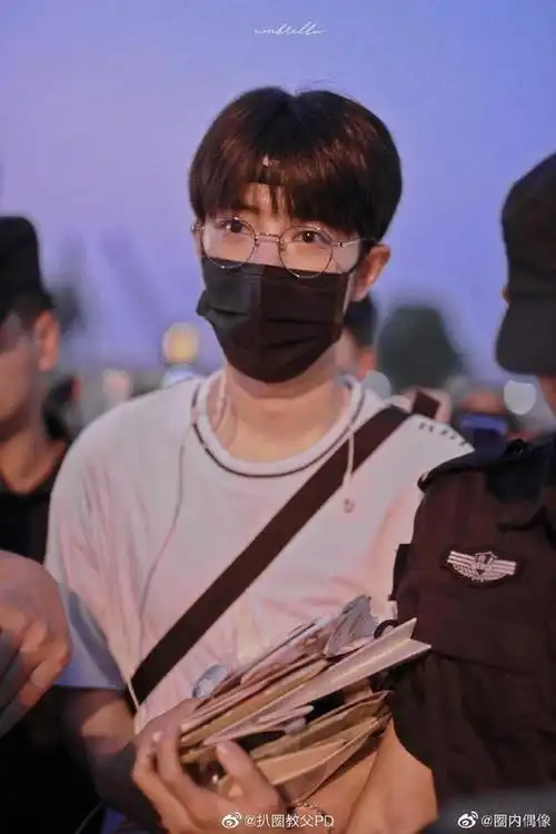 肖战发带造型小合集 活力十足青春洋溢为之疯狂心动