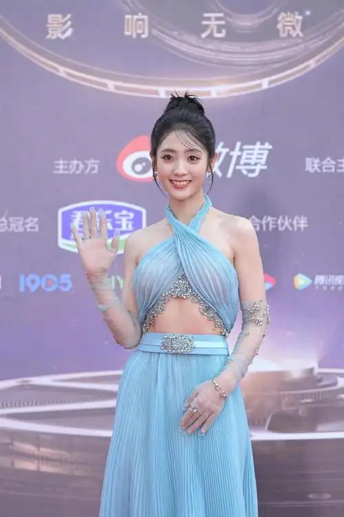 水蓝色挂脖露背礼服好灵动啊～ 67有被邢菲微博电影之夜红毯图美到!