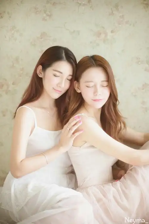 清纯闺蜜私房写真展现姐妹情深居家美女图