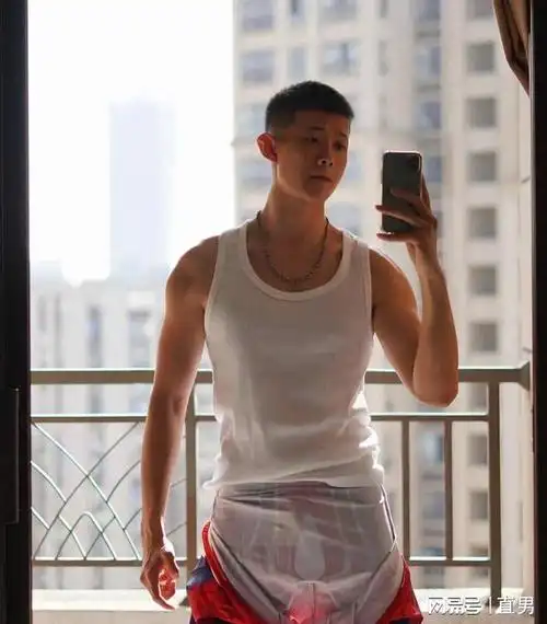 湿身诱惑,这个肌肉小狼狗让人顶不住|腹肌|小哥哥_网易订阅