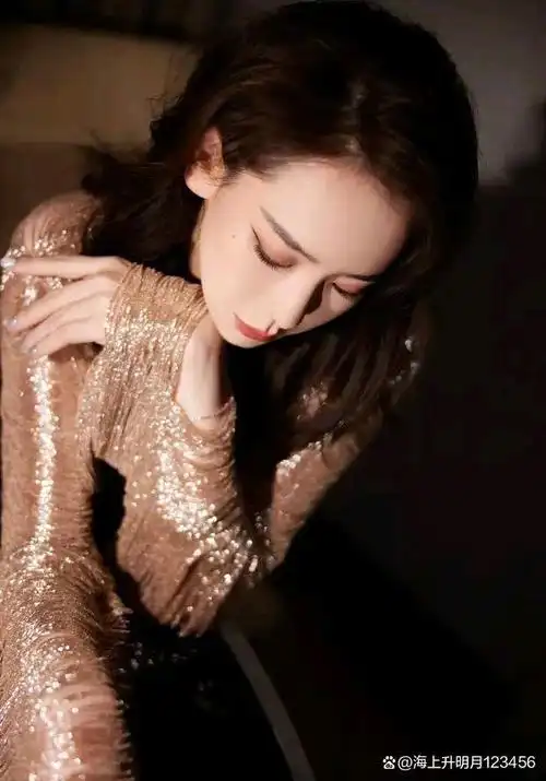 戚薇米兰时装周惊艳亮相:纤细手指,迷离眼神,展现别样魅力!