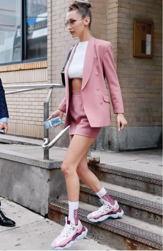 穿粉色西装的女生到底有多飒