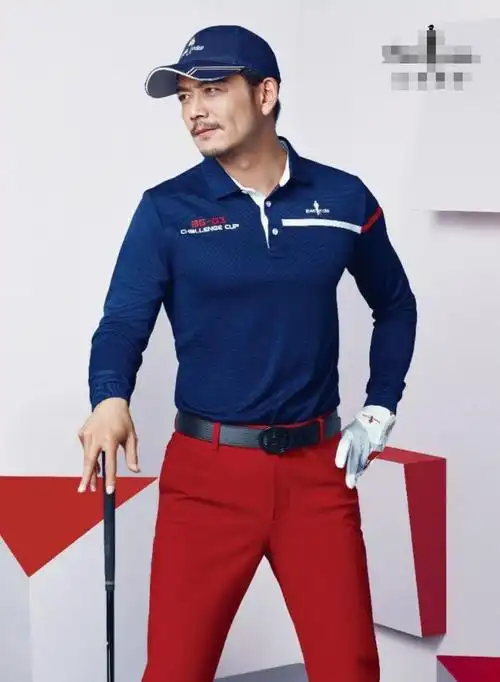 杨烁身材太好了吧身穿紧身t恤大秀肌肉一点不像快40岁的人