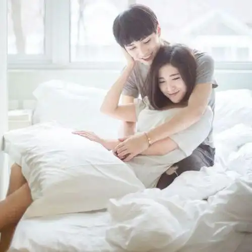 找一对情头,其中一张是男的给女的吹头发