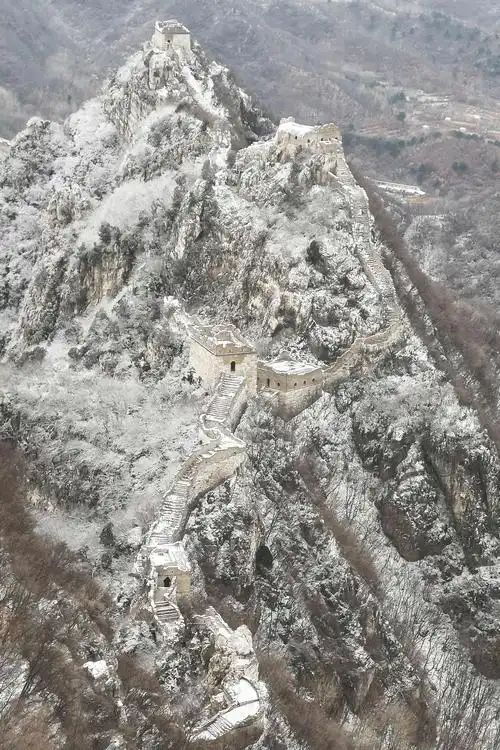 北京山区迎首雪,箭扣长城美如画