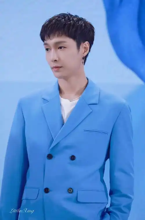 张艺兴蓝色西装套装造型