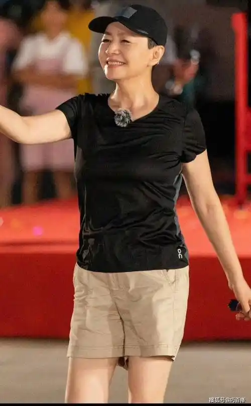 别看宋丹丹老师这件单品上身没有太多副作用,但只要我们的气质,身材