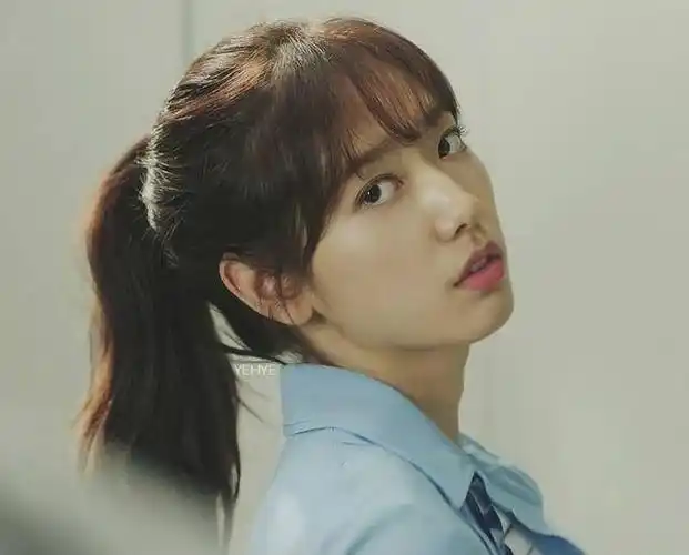 第一种:三七分马尾.将我们的刘海三七分,利用刘海来修饰我们的脸部.