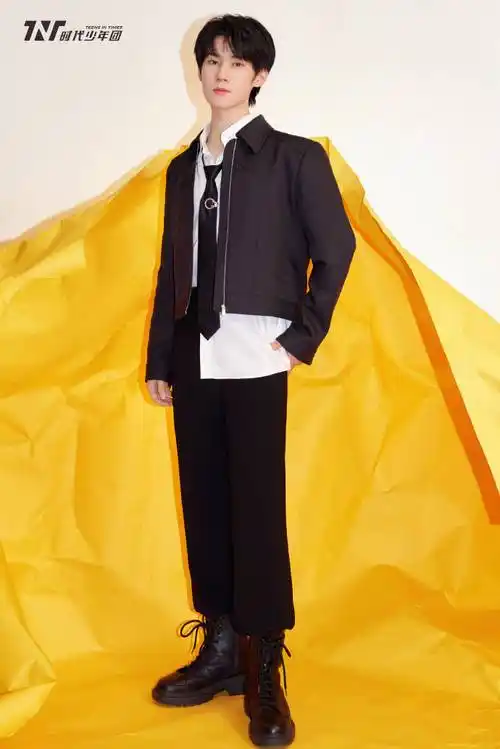 时代少年团黑西装白衬衫造型