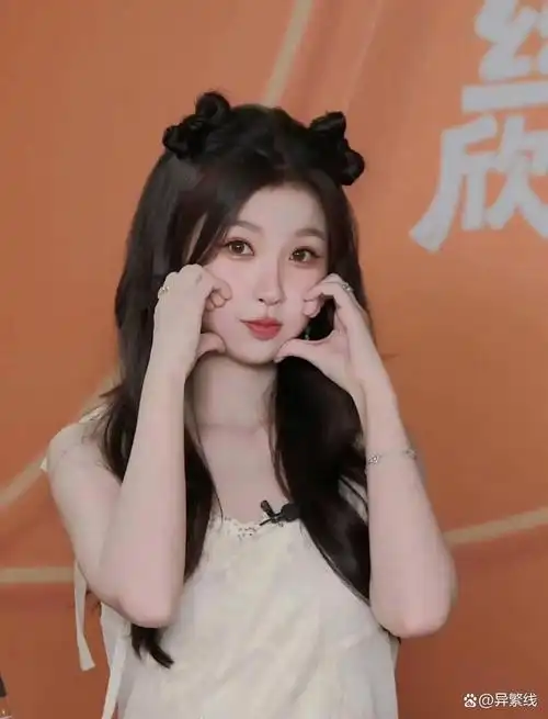 虞书欣蝴蝶结猫耳发型甜美可爱 比心嘟嘴少女感十足