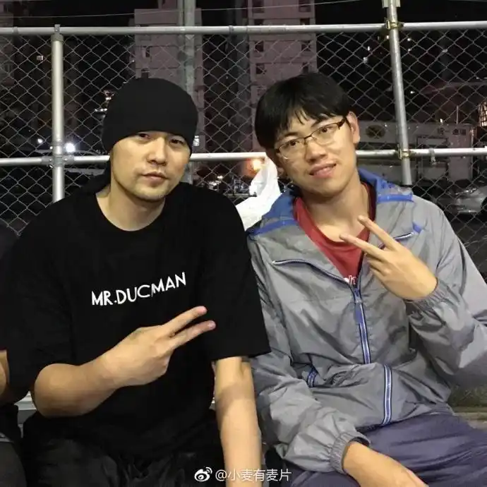 周杰伦和粉丝合影