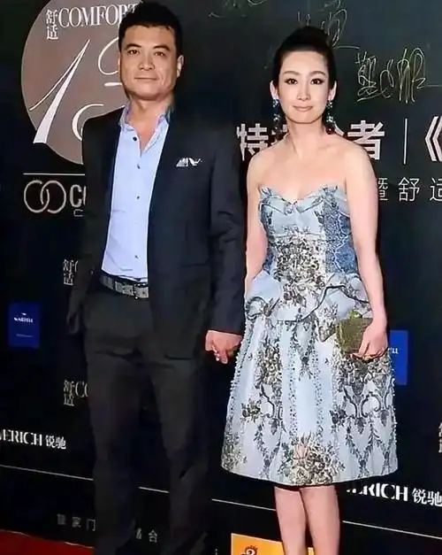 据悉,秦海璐的神秘老公比她大七岁,身高高达182cm,散发着浓厚的男人味