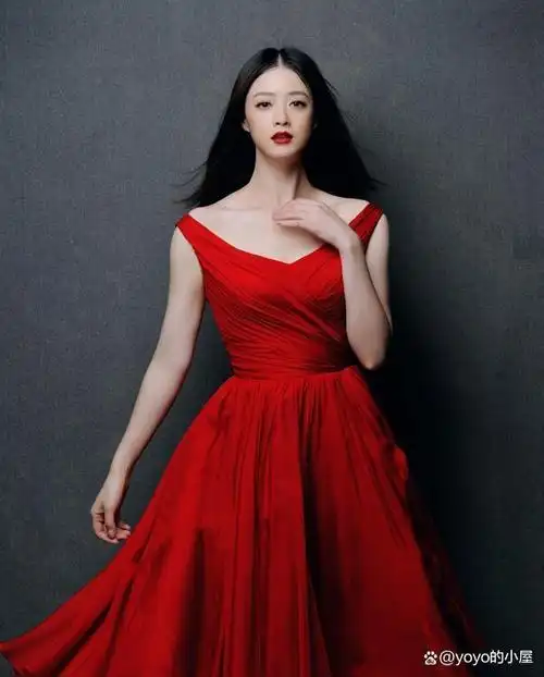 央视这一天,被"膀大腰圆"的蒋欣惊艳,不穿暴露礼服却艳压群芳