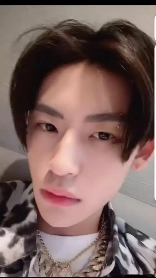 小鬼更新微博视频肤白貌美的臭美小可怜