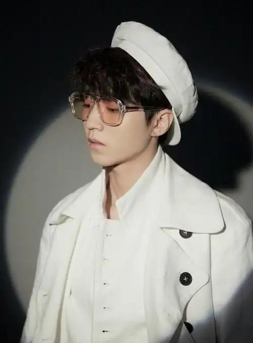 王俊凯戴贝雷帽的帅照合集,古典气质拿捏得死死的