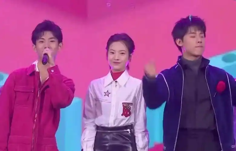 只不过这东方卫视也很机灵,除了李庚希之外,其实节目组要邀请了周奇