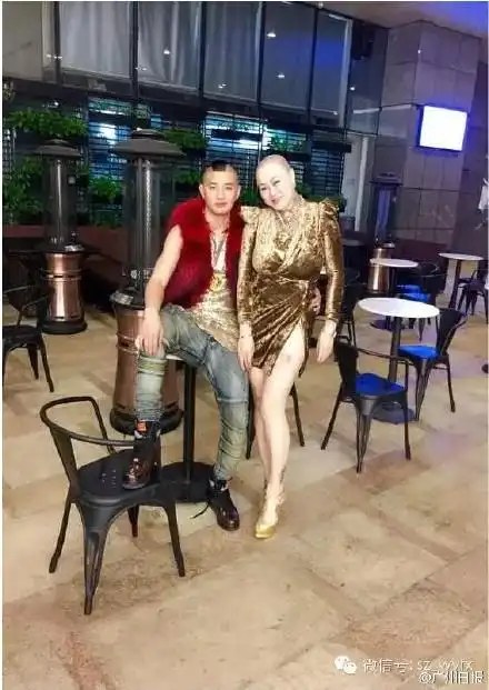 深圳光头透视装女王走红 光头巨胸皮肤吹弹可破 (4/11)