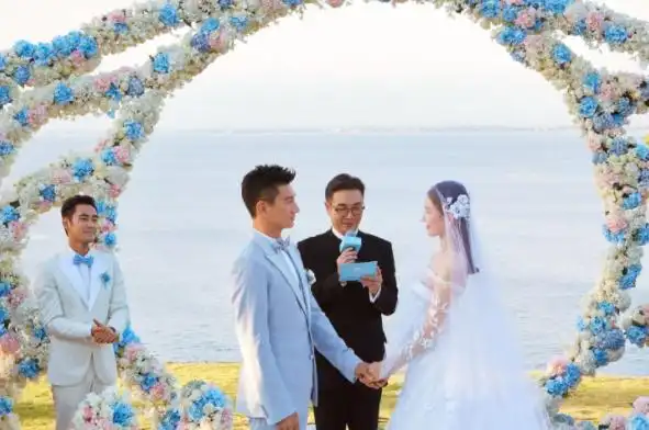 刘诗诗怀胎七月孕肚照曝光:戴鸭舌帽衣着随意,四肢纤细孕肚明显