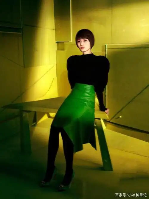 袁泉才是气质女神,穿黑纱礼服现身,剪裁设计性感又干练