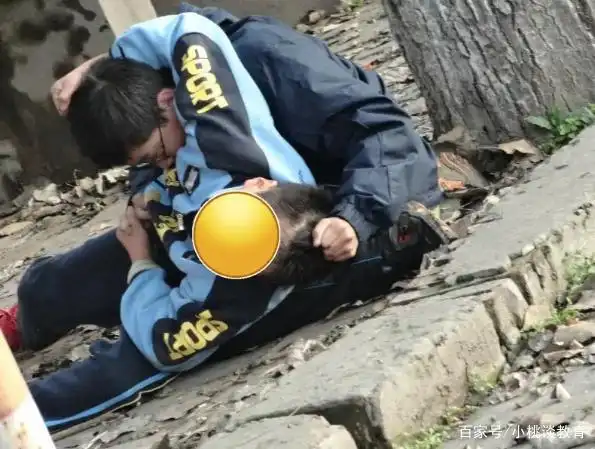 小学生打架不够,爹来凑!最终110和120来帮忙!