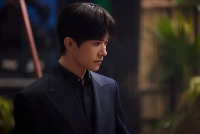 九号给易烊千玺拍的高清剧照特别耐看,颜值有,氛围感有,故事感有,构图