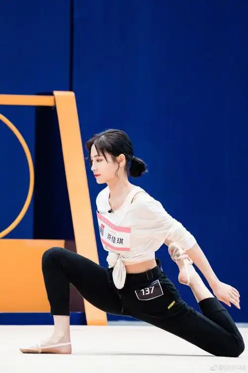 元气女神许佳琪,不论是艺术体操还是一字马,人家样样精通