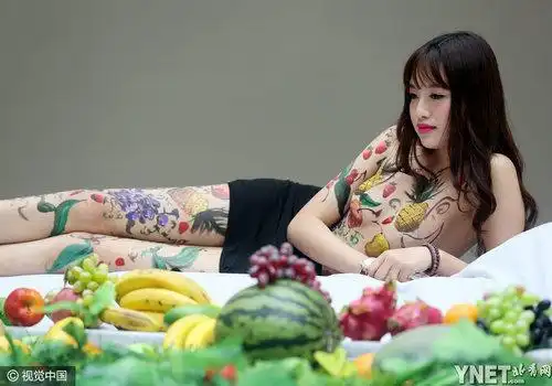 东莞美女人体盛宴 裸模身画水果遮体