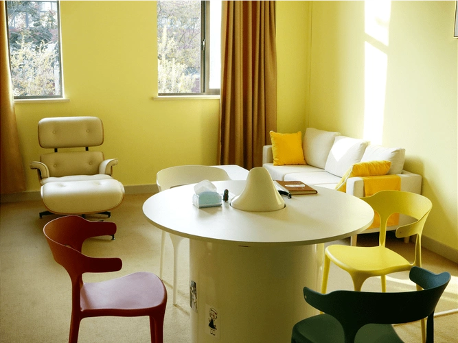 它位于教学楼二楼3215谈心室