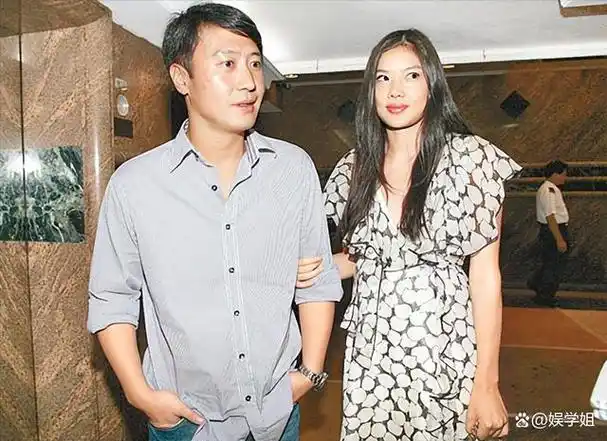 2018年,女助理阿wing为他生下女儿后,他果断地宣布了这一喜讯,并迅速