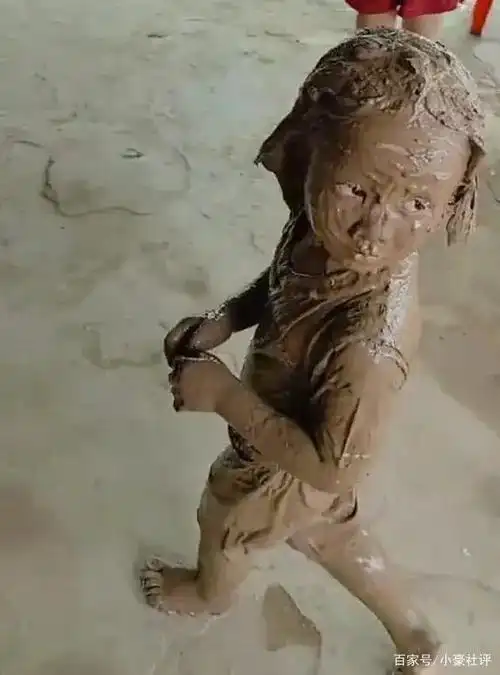 广西一萌娃出门玩耍变"泥人",全身黄泥淡定回家,让人哭笑不得