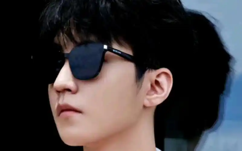 王俊凯暴龙直播白西装穿搭我好喜欢,最爱看他戴眼镜了