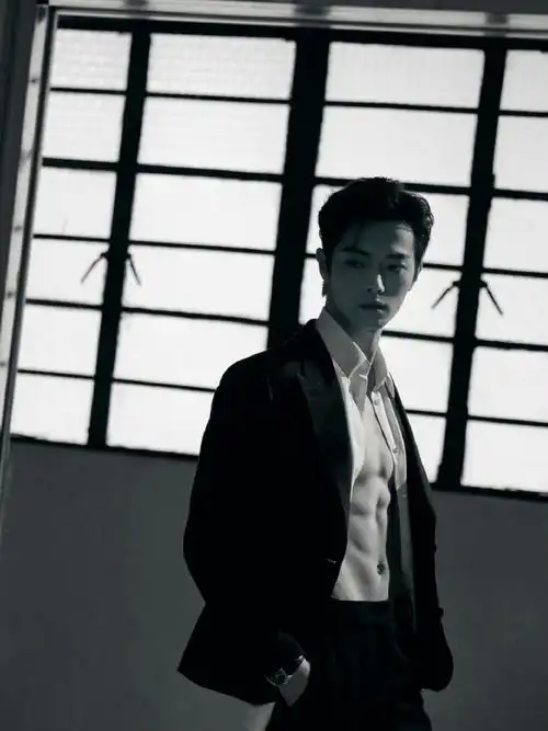 许凯晒一次腹肌奖励自己两个汉堡