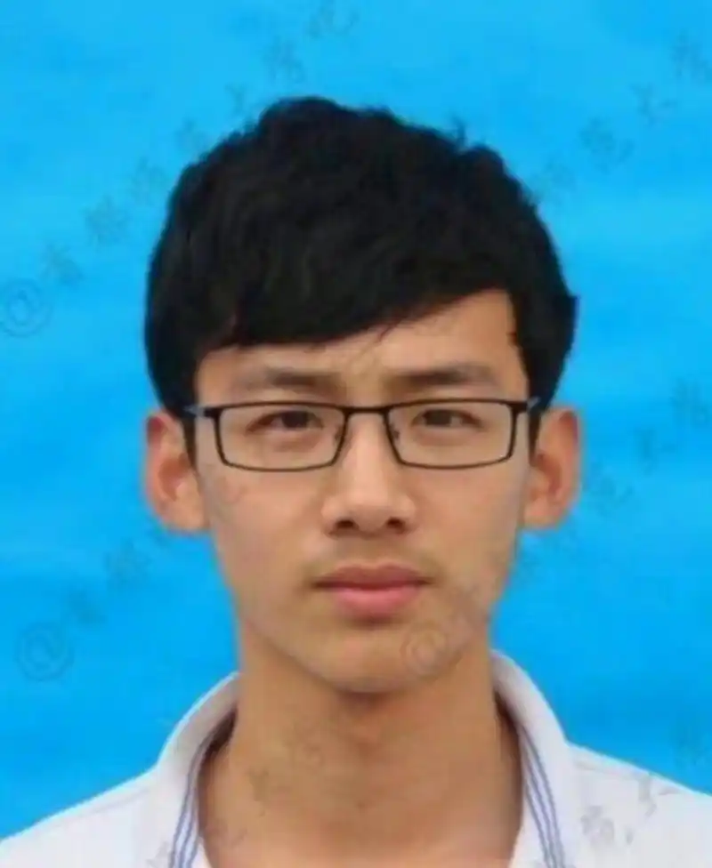 白敬亭早期证件照# 白敬亭早期证件照好青涩一青春男高[偷笑]