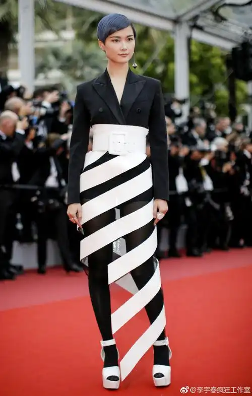 李宇春米兰时装周出发图##李宇春背了好大一个包