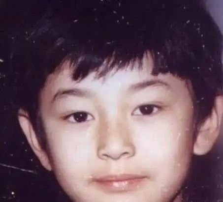 男星童年照:刘昊然眉毛眼睛挤一块了,林更新扎两小辫乖得不得了