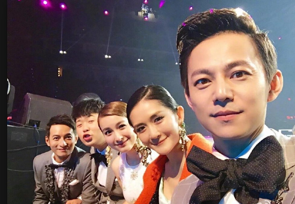 何炅晒合照快乐家族又合体了 谢娜产后首秀回归快乐大本营