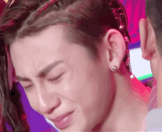 小鬼爸爸妈妈上台 响起了张悬的宝贝这首歌 拥抱了爸爸妈妈,从幸福的