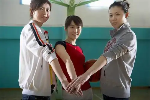 年轻女子打篮球