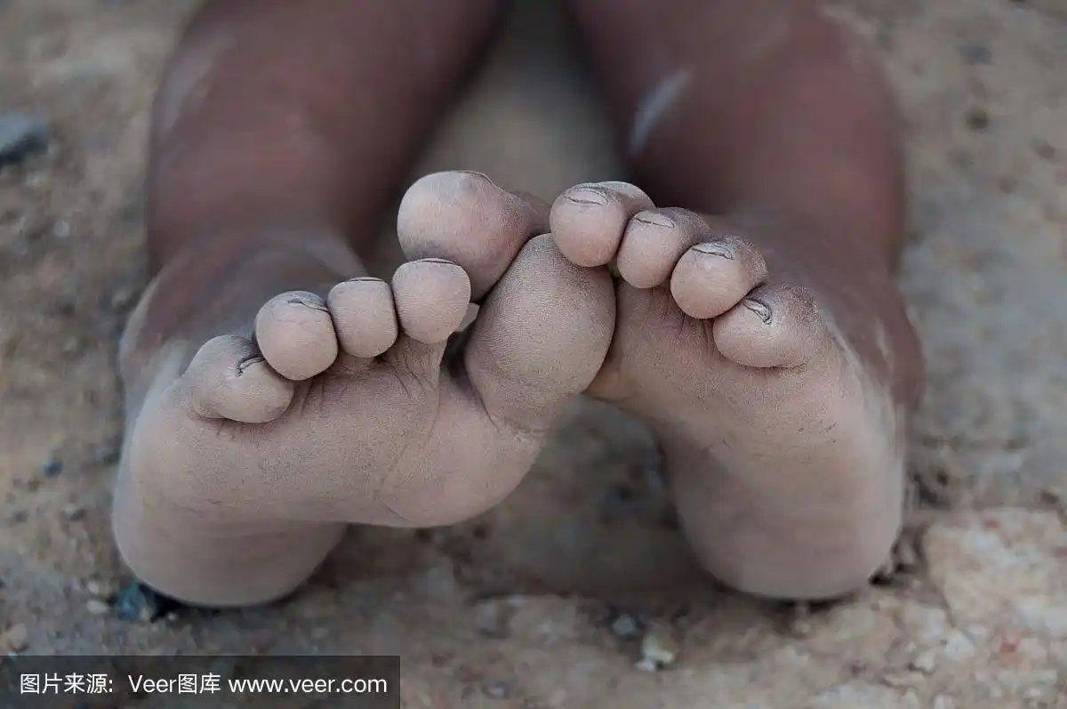 光着脚的孩子在泥土和悲伤中