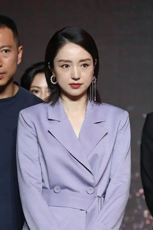 不依赖男人的女人最美36岁董璇穿西装化身女强人气质出众有范